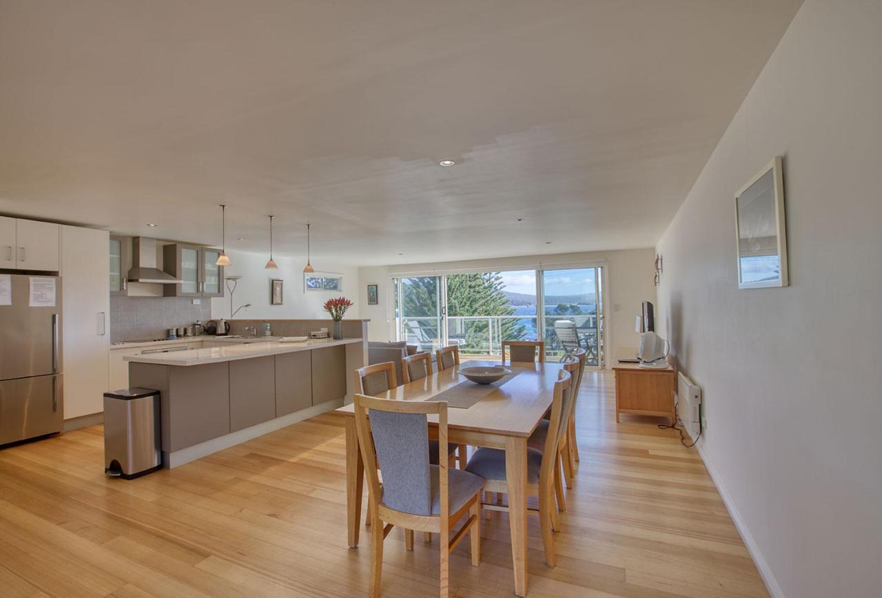 Quarterdeck Apartment Binalong Bay Экстерьер фото