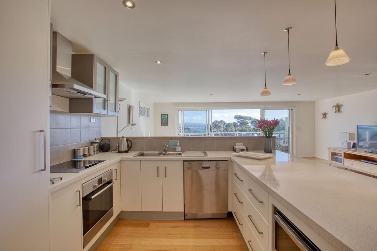 Quarterdeck Apartment Binalong Bay Экстерьер фото